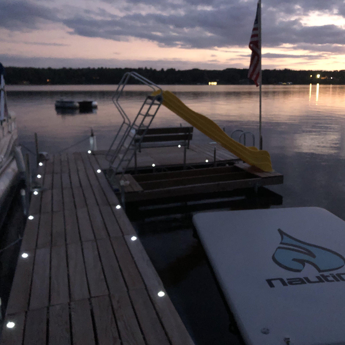 LED Dock &amp; Deck Pods - Solar Powered Light Dots