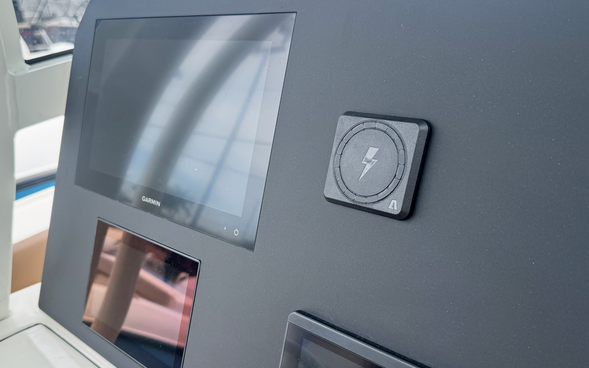 AquaAmp 800 Series Waterproof Wireless Phone Charger