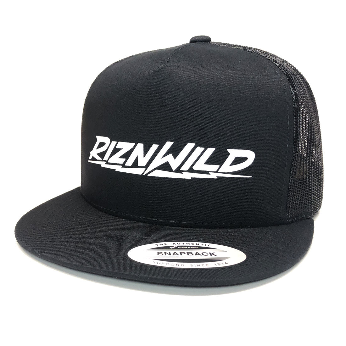 ELECTRIC FLAT BILL TRUCKER HAT IN BLACK