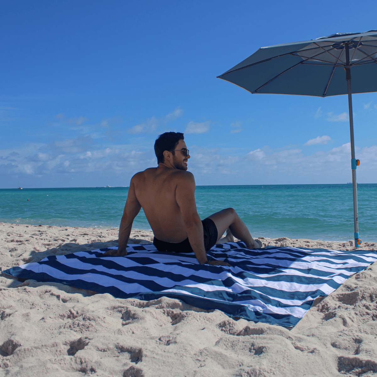 Oversized Waterproof &amp; Sand-Repellent Beach Blanket with Umbrella Port